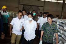Cek Gudang Pupuk di Cianjur, Menteri Rini Pastikan Stok Pupuk Bersubsidi Aman di Akhir Musim Tanam