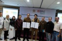 kiri ke kanan) Pemimpin Wilayah Jabodetabek Plus BNI Syariah, Ali Muafa; Wakil Bendahara KAFEGAMAMM, Dhias Widhiyati; Pemimpin Card Business Desk BNI Syariah, Endang Rosawati; Rektor Universitas Gadjah Mada (UGM)