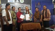 Foto Perjanjian Kerjasama Penyaluran Pembiayaan Homestay, Direktur SMF, Trisnadi Yulrisman, dan Kepala Badan Usaha Milik Desa (BunDes) Desa Wisata Samiran, Bapak Widodo, pada Senin (11/2/2018).