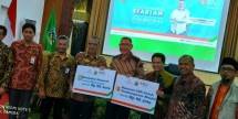 Pemberian CSR oleh Direktur Utama BNI Syariah, Abdullah Firman Wibowo (keempat dari kanan) berupa Beasiswa untuk mahasiswa berprestasi yang diterima secara simbolis oleh Rektor Universitas Andalas, Tafdil Husni (keempat dari kiri) dan bantuan pembang