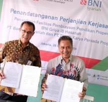 SEVP Bisnis Ritel dan Jaringan BNI Syariah, Iwan Abdi (kiri) dan Direktur Timah Properti, Eko Budisantoso (kanan) 