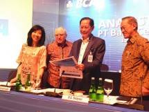 Presdir BCA, Jahja Setiaatmadja (kedua dari kanan) berpose bersama Preskom BCA, D. E. Setijoso (kanan) dan Wakil Presdir BCA, Eugene Keith Galbraith, serta Direktur BCA, Vera Eve Lim, seusai acara paparan kinerja 2018 di Jakarta, Kamis (28/02/2019).