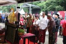 Presiden Joko Widodo dalam sambutannya pada acara Pameran dan Festival Sarung 2019 yang digelar di Plaza Tenggara, Gelora Bung Karno (GBK), Jakarta, Minggu (3/3).