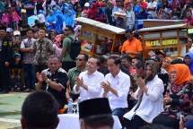 Presiden Jokowi bersama Ibu Negara Iriana makan bakso bersama warga dalam acara Gebyar Bakso Merah Putih di Lapangan Deltamas, Desa Hegarmukti, Cikarang, Kabupaten Bekasi, Minggu (3/3). 