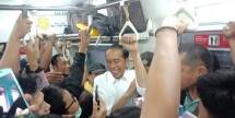 Presiden Jokowi Nikmati Naik Commuter Line Menuju Bogor
