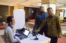 Direktur Pelayanan Haji Dalam Negeri, Kemenag RI, Nasrullah Jassam didampingi Country Manager, Operations, VFS Tasheel International, Mr. Hossam Hedr mencoba peralatan biometrik untuk Haji dan Umrah yang disediakan VFS Tasheel. 