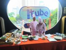 Executive Chef Harris Hotel Tebet, Salim tengah menyiapkan menu A la Carte seperti kelezatan Bebek Remuk, yaitu olahan daging bebek goreng dilumuri dengan sambal tumbuk khas racikan