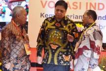 Koordinator Badan Pengembangan Sumber Daya Manusia Industri (BPSDMI) Kemenperin, Mujiyono saat berbincang-bincang dengan Menteri Perindustrian Airlangga Hartarto