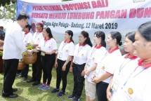 Sekjen Kementan Syukur Iwantoro bersama Petani di Bali