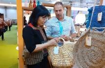Direktur Jenderal Industri Kecil Menengah dan Aneka (IKMA) Gati Wibawaningsih saat mengunjungi salah satu booth di pameran JIFFINA 2019 (Foto: Ridwan/Industry.co.id)