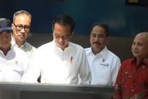 Presiden Jokowi menandatangani prasasti peresmian KEK Tanjung Kelayang, di Bandara Depati Amir, Pangkal Pinang, Babel, Kamis (14/3) (Foto: Rahmat/Humas Setkab)