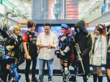 Anggota DPR RI, Charles Honoris Komisi I DPR RI yang turut mencoba permainan PUBG Mobile dalam turnamen offiline bertajuk Mobile Esports Cup 2019, di Mal Mangga Dua, Minggu (17/3/2019).