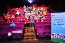 Anak-anak berkebutuhan khusus God&rsquo;s Little Hand Gereja Santo Yohanes Penginjil - Jakarta Selatan berpose bersama anak-anak dan karyawan WOM Finance yang hadir sebelum acara nontong bareng di Mall Alam Sutera XXI, Tangerang, Sabtu (16/03/2019).