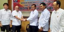 Ketua Umum Kadin Kepri Akhmad Ma'ruf saat menyerahkan bantuan untuk korban Gempa Sigi