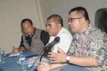 (Kiri-Kanan) Ketua Forwarker&ndash;PWKI Edi Hardum, Direktur Pelayanan Advokasi untuk Keadilan dan Perdamaian Indonesia(Padma) Indonesia Gabriel Goa dan Pengamat Ketenagakerjaan dan Jaminan Sosial, Timboel Siregar.