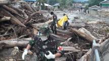 Dua Orang Jenazah Korban Banjir Bandan Sentani Dievakuasi Tim Kes Gabungan TNI