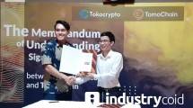 CEO Tokocrypto Oang Xue Kai dan Co-Founder & CTO TomoChain Son Nguyen seusai penandatanganan kerja sama (Foto: Ridwan)