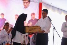Mentan Amran Sulaiman memberikan bantuan ke masyarakat di Brebes