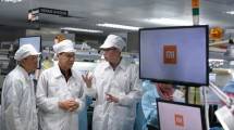 Steven Shi, Country Head Xiaomi Indonesia sedang berdiskusi bersama dengan Djohan Sutanto, Direktur Erajaya Group dan Bidin Yusuf, Direktur Operasional PT. Sat Nusapersada mengenai proses operasional produksi di PT. Sat Nusapersada, Batam. 