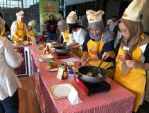 Peran ibu menjadi dominan karena banyak yang melirik sektor kuliner sebagai sumber pemasukan keuangan keluarga.