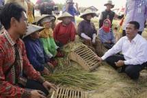 Mentan Amran Sulaiman berdialog dengan petani