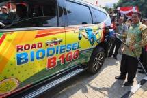 Mentan Amran Sulaiman saat pengisian perdana B100