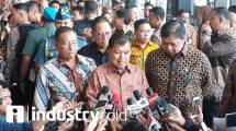Wakil Presiden Jusuf Kalla didampingi Menteri Perindustrian Airlangga Hartarto dan Menko Bidang Perekonomian Darmin Nasution saat memberikan keterangn pers (Foto:Ridwan)