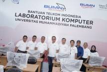 Rektor Universitas Muhammadiyah, Dr. Abid Djazuli, S.E., M.M (ketiga dari kiri) dan Direktur Human Capital Management Telkom Herdy Harman (ke empat dari kiri)
