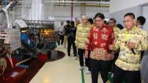 Menteri Perindustrian Airlangga Hartarto saat meninjau pabrik Kaca Alat Farmasi dan Kesehatan PT Schott Igar Glass
