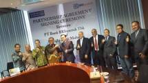 Officer of Al Rajhi Bank Malaysia Steve Chen dan Direktur Utama PT Bank BRIsyariah Tbk Moch Hadi Santoso 