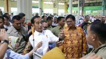Presiden Joko Widodo didampingi Menteri Perindustrian Airlangga Hartarto meninjau proses produksi alas kaki pada kunjungan kerja di PT KMK Global Sports di Cikupa, Tengerang