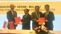 Presiden Direktur Smartfren Merza Fachys, Chairman PT. Smartfren Gandi Sulistyanto, Presiden Direktur ZTE Indonesia, Liang Weiqi, dan Senior Vice President ZTE, Mei Zhonghua seusai menandatangani perjanjian kerja sama.
