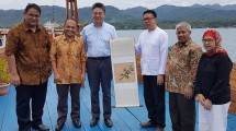Ketua Dewan Pers Indonesia (ketiga dari kanan) menerima kenang-kenangan dari Sekretaris Eksekutif Persatuan Wartawan Tiongkok (PWT) Ji Xingxing dalam pertemuan di sela-sela Hari Pers Nasional (HPN) di Ambon, Lombok (9/2). Ketua Dewan Pers Yosep Adi P