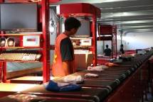 Suasana pergudangan J&T Express dengan menggunakan mesin sortir dalam menghadapi lonjakan kiriman logistik. (Foto: INDUSTRY.co.id)