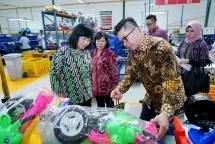 Dirjen IKMA Kemenperin Gati Wibawaningsih saat melakukan kunjungan kerja ke PT. Sinar Harapan Plastik (PT. SHP) di Jakarta 