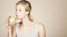 Ilustrasi Manfaat Minum Air Hangat (Flashpop/Getty Images)