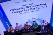 Tiga dari kanan, Harry Mozarta Zen - CFO Telkom 