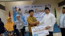 Direktur Operasional dan Jaringan Kadar Wisnuwarman menyantuni anak Yatim di Yogyakarta