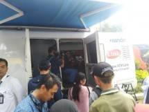 Warga menukarkan uang di mobil kas keliling bank di Lapangan IRTI Monas, Jakarta Pusat.