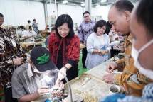 Dirjen IKMA Kemenperin Gati Wibawaningsih saat mengunjungk pabrik kacamata PT Atalla Indonesia