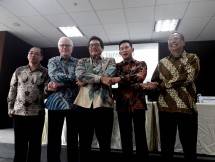 Direksi PT Terregra Asia Energy Tbk (TGRA) berfoto bersama seusai acara paparan publik di Jakarta, Jumat (17/05/2019). (Foto Abe)