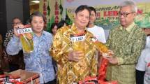 Menteri Perindustrian Airlangga Hartarto saat pembukaan Bazar Lebaran di Plasa Industri Kemenperin