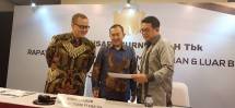 (Kiri-kanan) Direktur PT Madusari Murni Indah Tbk Donny Winarno, Direktur Utama Adikin Basirun, dan Direktur Jose G Tan saat menggelar konferensi pers Rapat Umum Pemegang Saham Tahunan di Jakarta, Rabu (21/5/2019). 