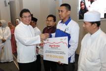 Direktur Utama PT Telekomunikasi Indonesia Alex J Sinaga memberikan bantuan ke anak Yatim dan Pondok Pesantren