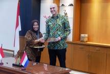 Sekretaris Direktorat Jenderal Ketahanan, Perwilayahan, dan Akses Industri Internasional (KPAII) Kemenperin Restu Yuni Widayati bersama Wakil Duta Besar Kerajaan Belanda untuk Indonesia, Ferdinand Lahnstein