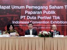Presiden Direktur DUTI, Teky Mailoa (tengah), didampingi oleh Direksi Lie Jani Harjanto (kiri) dan Handoko Wibowo sedang memberikan penjelasan kinerja perseroan pada acara paparan publik di Serpong, Banten, Selasa (23/05/2019). (Foto Abe)