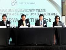 Direktur PT Surya Pertiwi Tbk, Irene Hamidjaja (kanan), sedang memberikan paparan mengenai kinerja perseroan pada acara paparan publik di Jakarta, Jumat (24/05/2019). (Foto Abe)
