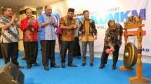 Direktur Bisnis LPDB-KUMKM Warso Widanarto, Asisten III Gubernur Provinsi Kepri Bidang Ekonomi dan Pembangunan M Hasbi, Walikota Tanjung Pinang Lis Darmasyah, Kadis KUKM Provinsi Kepri Ridwan Hamta, Perwakilan Jamkrindo, Pimpinan Bank serta Pengurus 