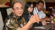 Wakil Direktur Utama PT Modernland Realty Tbk. Freddy Chan (Kiri) sedang menjelaskan kinerja dan rencana saat buka puasa bersama awak media 