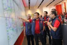 Direktur Utama Telkom Ririek Adriansyah (kedua dari kiri) meninjau posko TelkomGroup 